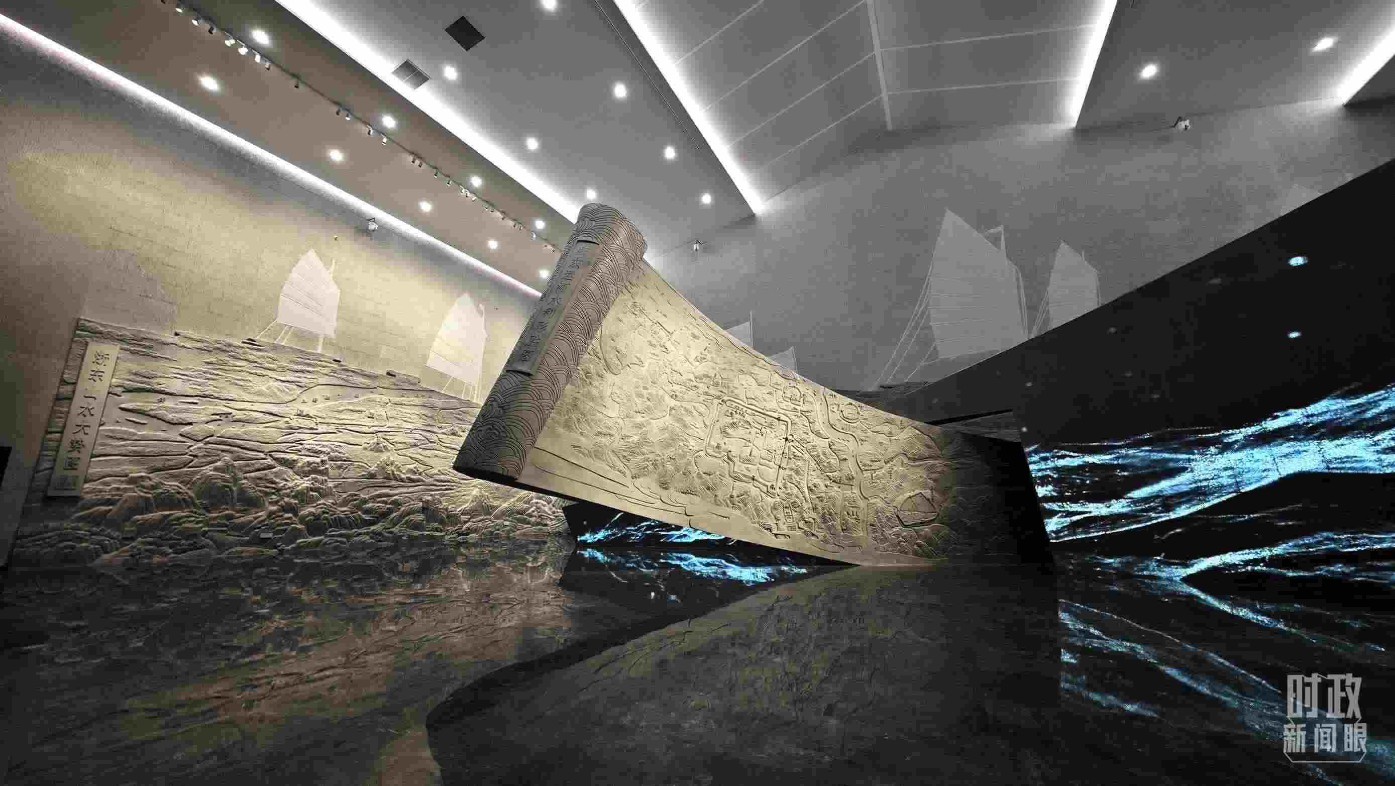 △博物館內(nèi)的《浙東運(yùn)河水利形勝圖》《浙東山水大勢(shì)圖》浮雕。（總臺(tái)央視記者彭漢明拍攝）