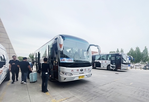 旅客準備乘坐免費擺渡車前往正定機場。人民網(wǎng)記者 喬雪峰攝