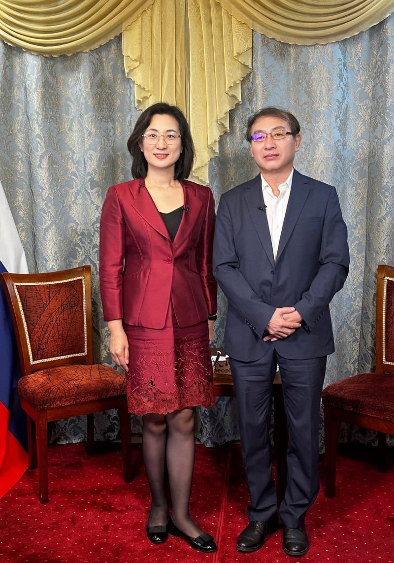 人民網(wǎng)黨委委員、副總編輯孫海峰（左一）專訪崔少純總領(lǐng)事。人民網(wǎng)記者 馬天翼攝