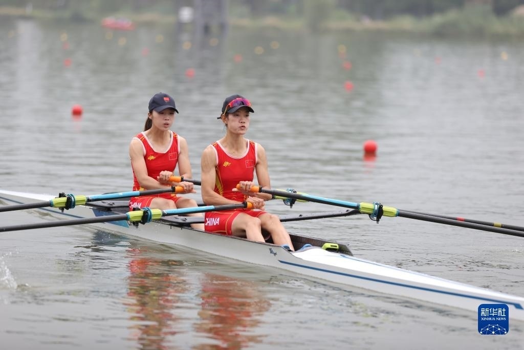 9月24日，鄒佳琪（左）/邱秀萍在決賽中。新華社記者 賈浩成 攝