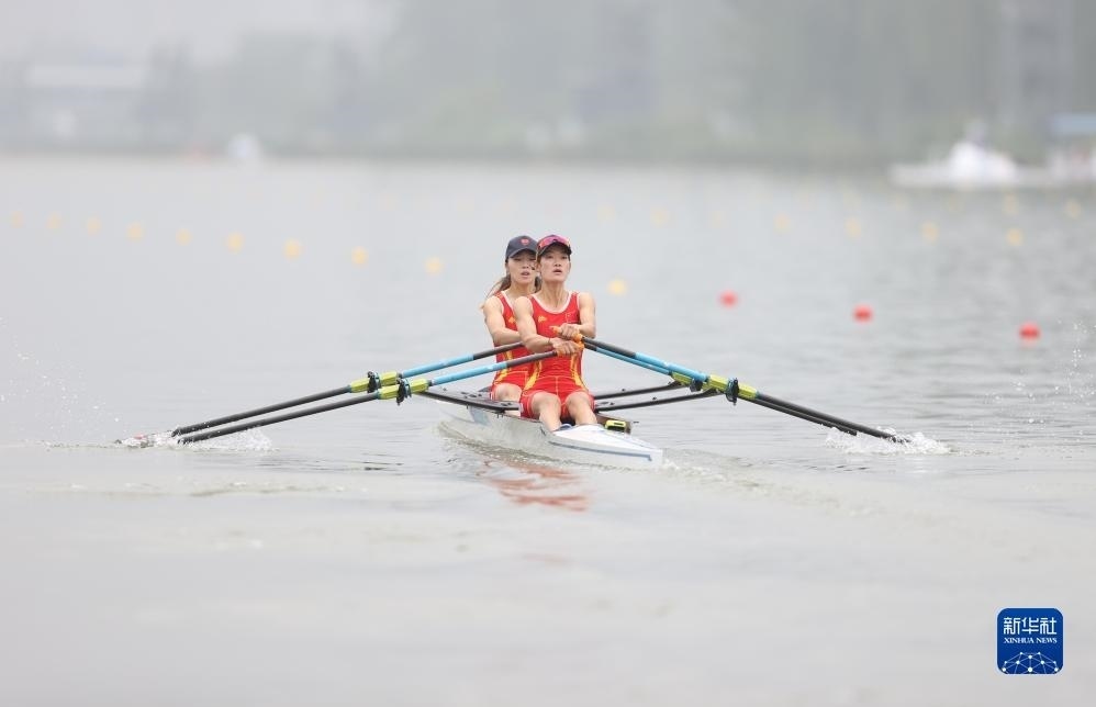 9月24日，鄒佳琪（左）/邱秀萍在決賽中。新華社記者 賈浩成 攝