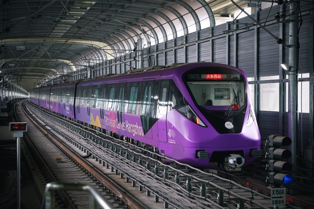 從杭州火車西站出發(fā)，地鐵19號線貫穿杭州火車東站、杭州蕭山機場，“亞運號”地鐵專列運行在這條線路上。