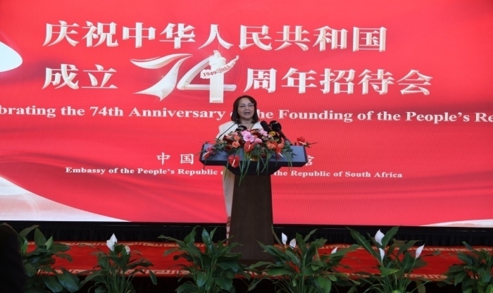 德利萊代表南政府向中國(guó)政府和人民致以誠(chéng)摯祝賀。中國(guó)駐南非使館供圖