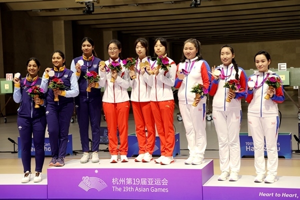 9月24日，杭州亞運(yùn)會(huì)射擊女子10米氣步槍團(tuán)體賽頒獎(jiǎng)儀式。人民網(wǎng)記者 胡雪蓉?cái)z