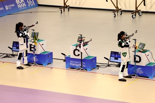 黃雨婷(左)、韓佳予在女子10米氣步槍個(gè)人賽比賽中。人民網(wǎng)記者 胡雪蓉?cái)z