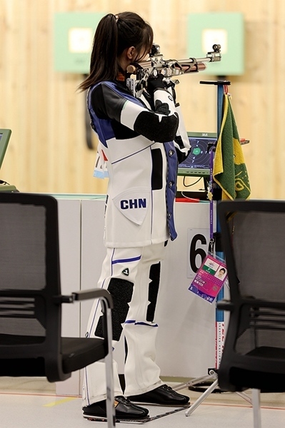 9月24日，黃雨婷在女子10米氣步槍團(tuán)體賽比賽中。人民網(wǎng)記者 胡雪蓉?cái)z
