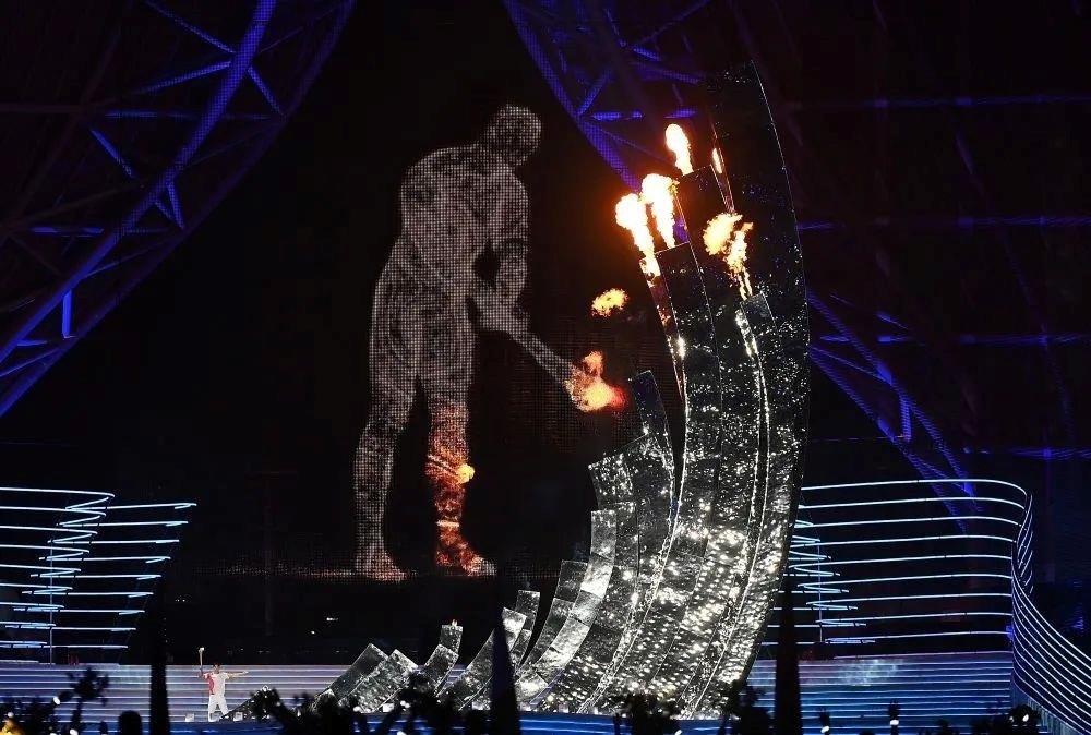 △“數(shù)字火炬手”點燃象征亞洲大團結的亞運之火。