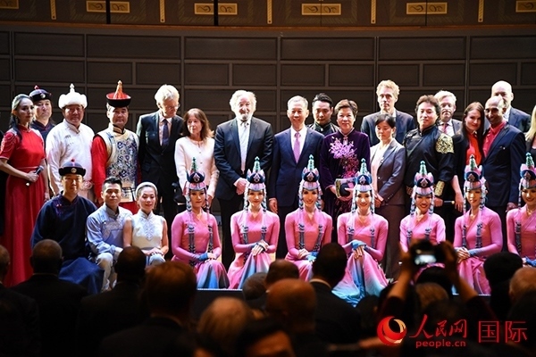 中國駐瑞典大使崔愛民夫婦與演職人員及部分來賓合影留念。人民網(wǎng)記者 殷淼攝