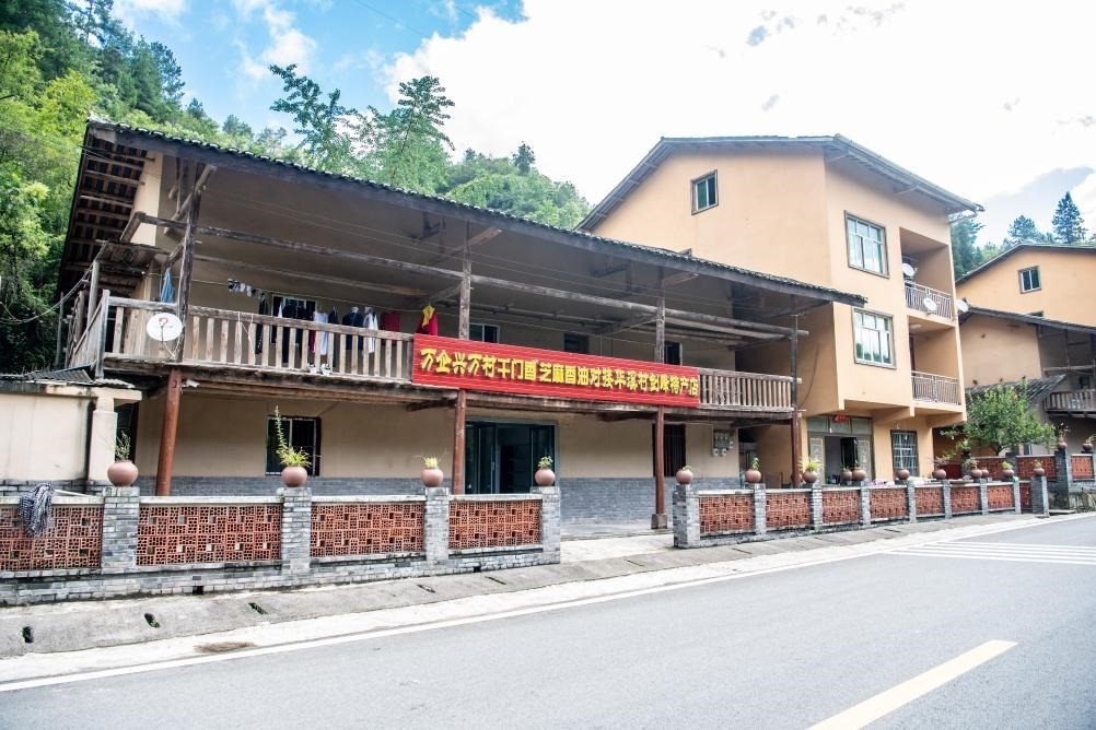 這是8月28日拍攝的危房改造后的村民張劍峰家。新華社記者 唐奕 攝