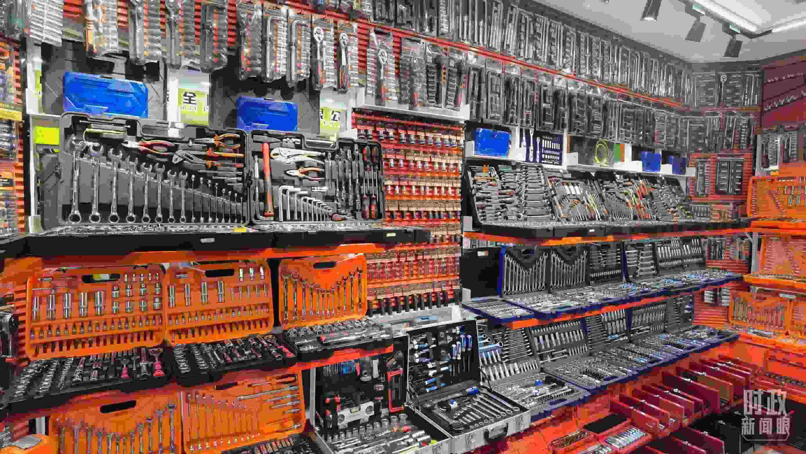 △義烏國際商貿(mào)城內(nèi)的一家五金店，貨品豐富。（總臺央視記者石丞拍攝）