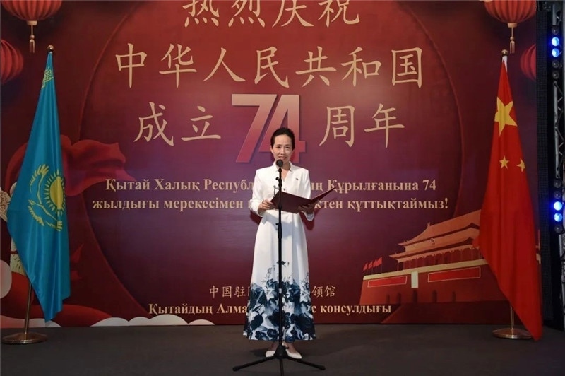 圖為蔣薇總領(lǐng)事致辭。駐阿拉木圖總領(lǐng)館供圖