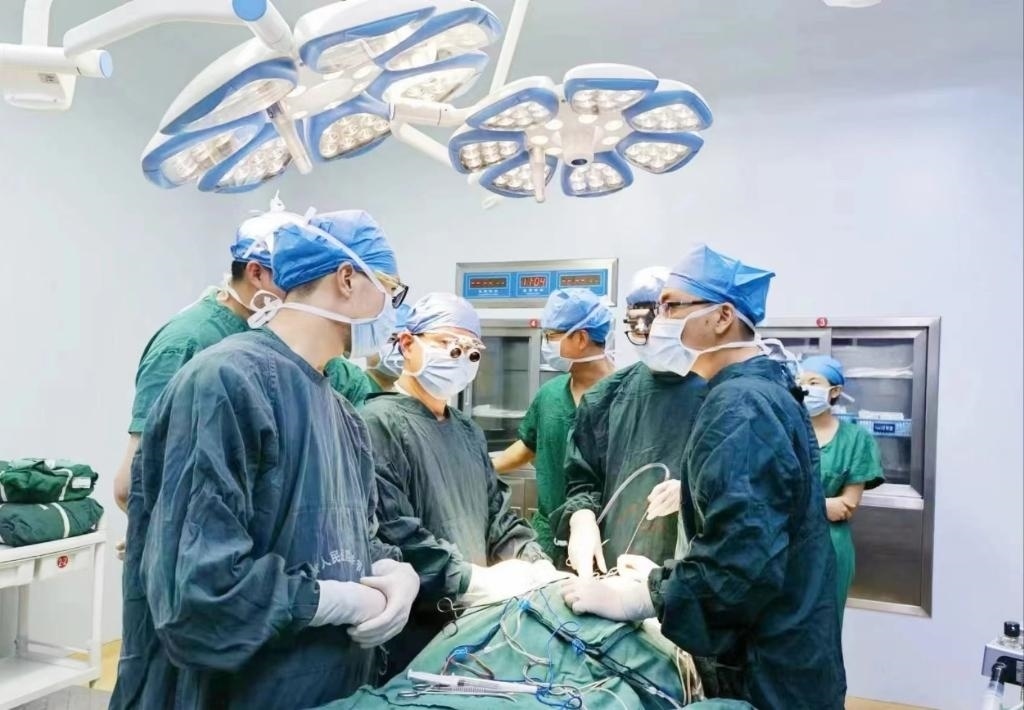浙江省人民醫(yī)院畢節(jié)醫(yī)院的醫(yī)師團(tuán)隊(duì)正在為患者李老伯進(jìn)行手術(shù)。（王磊波 攝 新華社發(fā)）