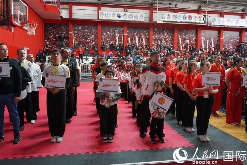 圖為開幕式現(xiàn)場運動員入場儀式。人民網(wǎng)記者 許放攝