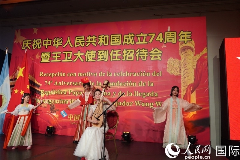 圖為招待會(huì)現(xiàn)場(chǎng)中國(guó)傳統(tǒng)樂(lè)器演奏和舞蹈展示。人民網(wǎng)記者 許放攝