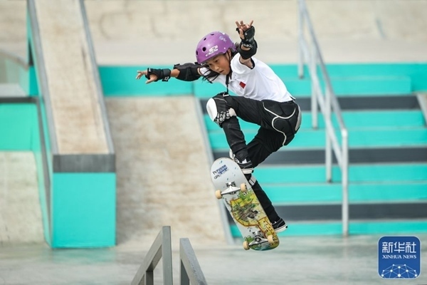 9月27日，中國選手崔宸曦在比賽中。當日，在錢塘輪滑中心舉行的杭州亞運會女子街式?jīng)Q賽中，中國選手崔宸曦以242.62分的成績奪得冠軍，曾文蕙獲得亞軍，日本選手伊藤美優(yōu)獲得季軍。新華社記者 潘昱龍攝