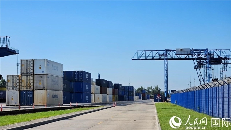 布列斯特北站，堆滿(mǎn)了來(lái)自中國(guó)的貨物。人民網(wǎng)記者 王震攝