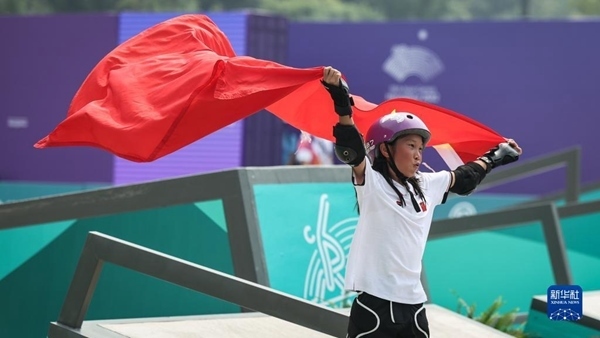 9月27日，崔宸曦在賽后慶祝奪冠。當(dāng)日，在錢塘輪滑中心舉行的杭州亞運會女子街式?jīng)Q賽中，中國選手崔宸曦以242.62分的成績奪得冠軍，曾文蕙獲得亞軍，日本選手伊藤美優(yōu)獲得季軍。新華社記者 潘昱龍攝