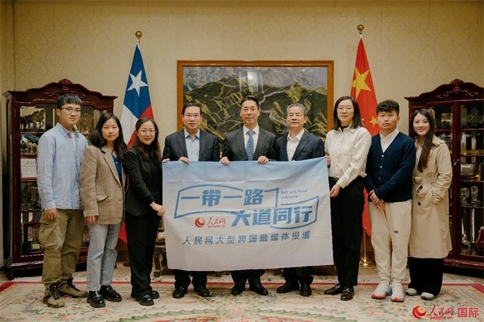 牛清報(bào)大使（中）與人民網(wǎng)、人民日?qǐng)?bào)社記者合影。 人民網(wǎng)記者 張若涵攝