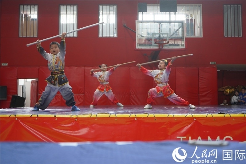 圖為開幕式現(xiàn)場(chǎng)兒童武術(shù)表演。人民網(wǎng)記者 許放攝