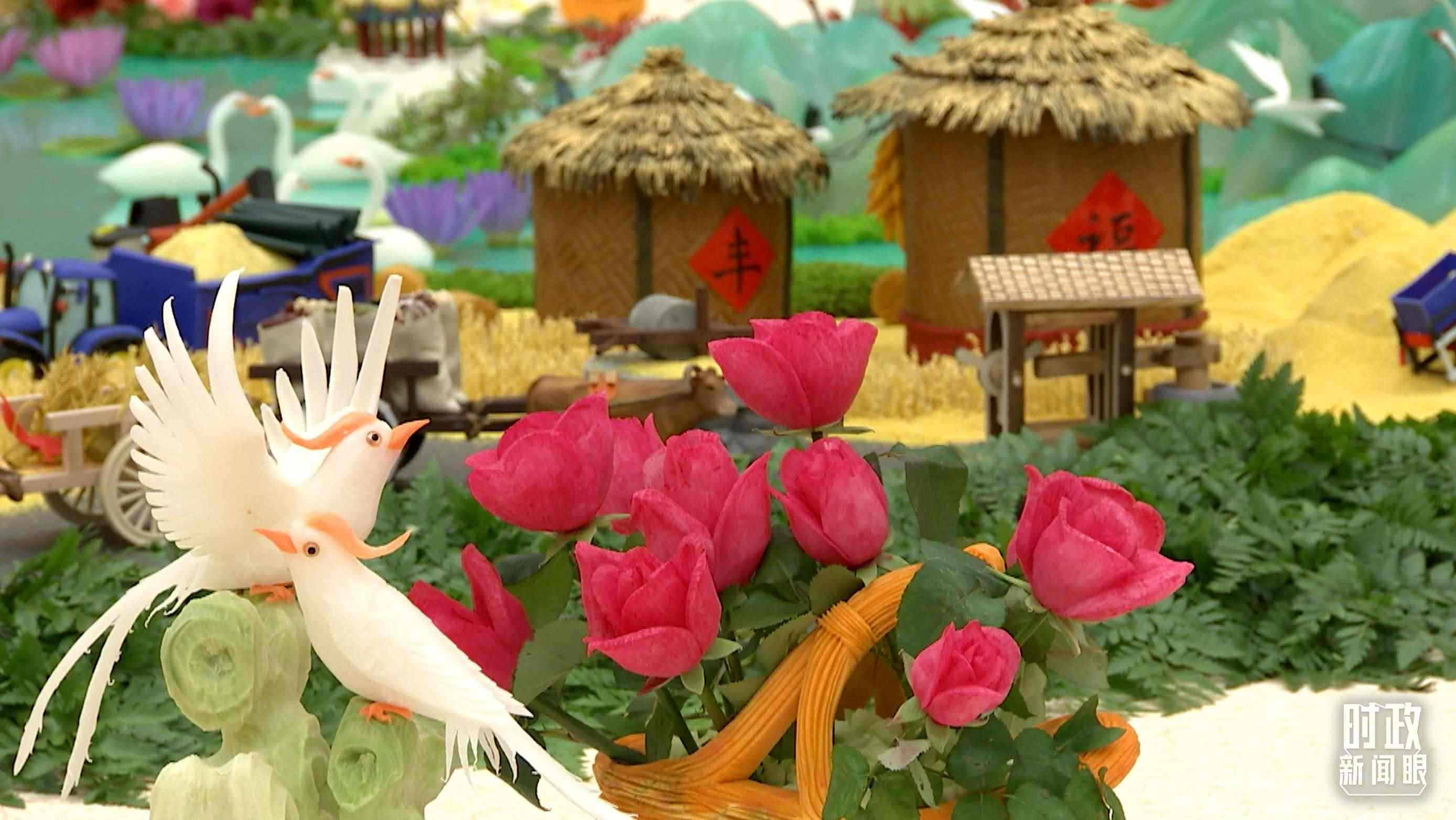 △宴會(huì)廳內(nèi)，節(jié)日氛圍濃郁。