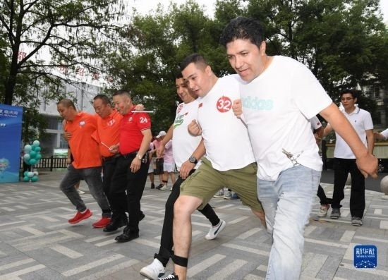 9月28日，在柯橋柯亭社區(qū)，各民族居民參加趣味運動會。