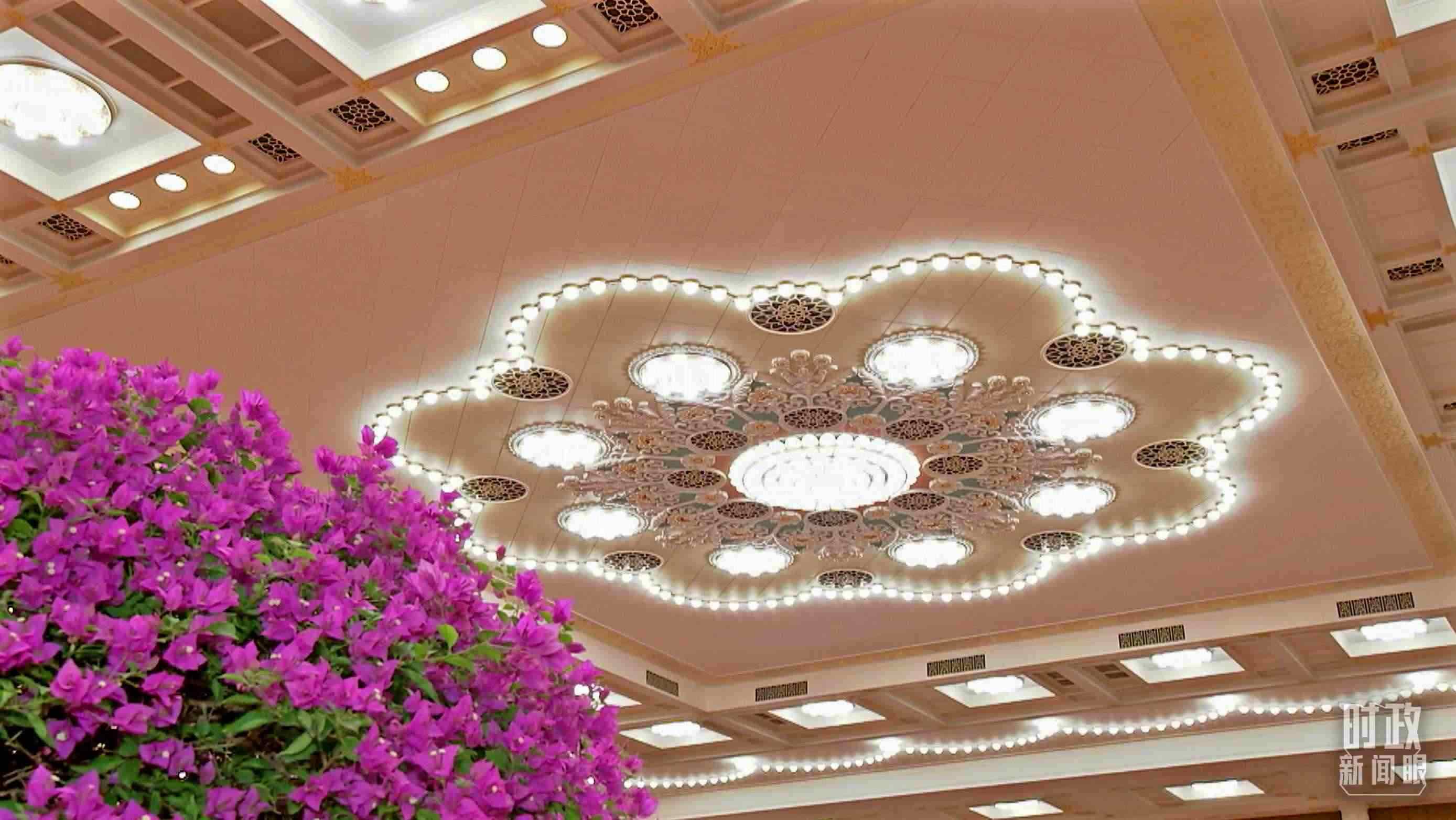 △人民大會(huì)堂宴會(huì)廳，華燈璀璨、鮮花綻放。