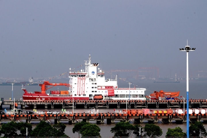 9月27日，“雪龍2”號極地科考破冰船停泊在中國極地考察國內(nèi)基地碼頭。當日，由自然資源部組織的中國第13次北冰洋科學考察隊乘“雪龍2”號極地科考破冰船返回上海，標志著中國第13次北冰洋科學考察任務圓滿完成。新華社記者 張建松 攝