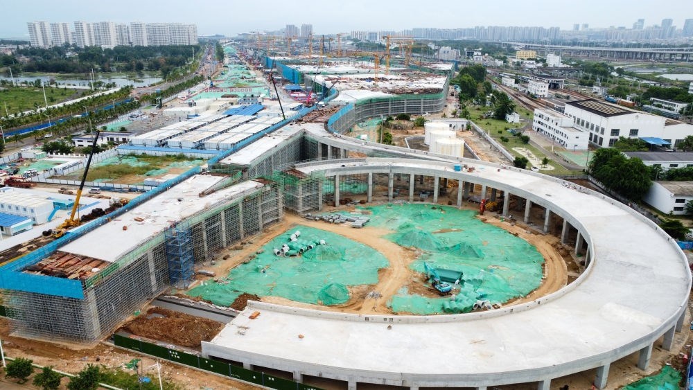 9月9日拍攝的?？谛潞８酆湍细邸岸€口岸”（貨運）集中查驗場所建設項目（無人機照片）。該項目是海南自貿(mào)港封關運作重點項目。新華社記者 楊冠宇 攝