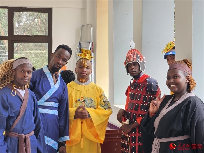28日，肯尼亞內(nèi)羅畢大學孔子學院舉行“詩劇頌中秋，中肯共月明”中秋慶典，情景劇《嫦娥奔月》部分演員合影。人民網(wǎng)記者 黃煒鑫攝