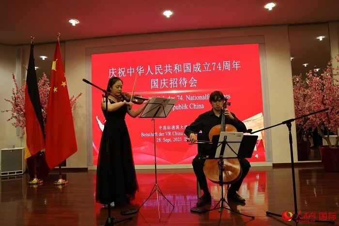 青年音樂家為來賓們現(xiàn)場(chǎng)演奏《我和我的祖國》。人民網(wǎng)記者 劉仲華攝