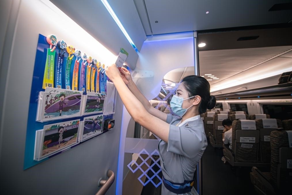 2023年9月16日，復(fù)興號(hào)亞運(yùn)智能動(dòng)車組列車正式載客運(yùn)營(yíng)。新華社記者 江漢 攝