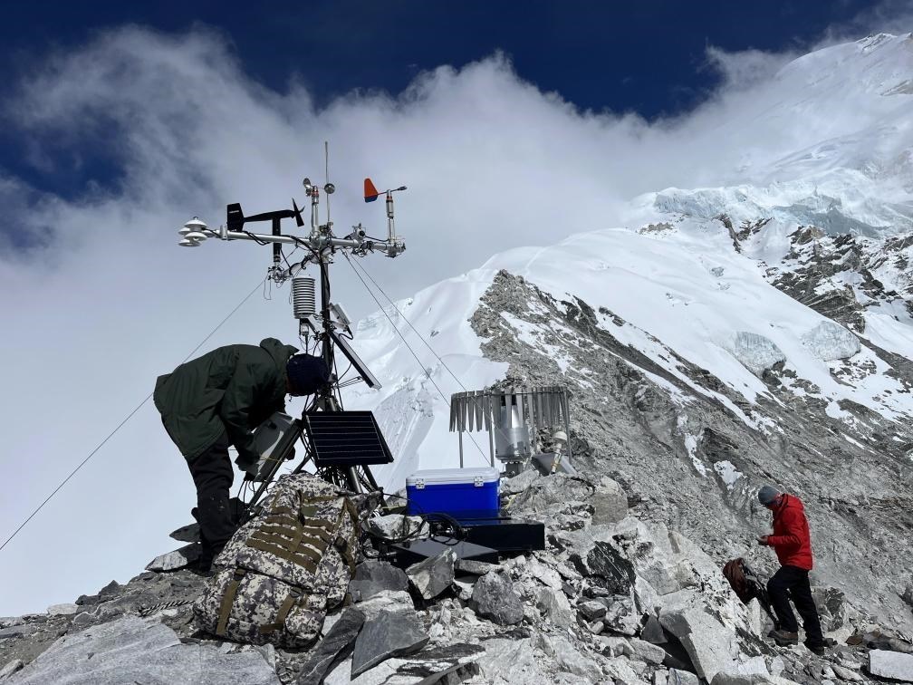 科考隊員在海拔6450米架設(shè)自動氣象站（9月25日攝）。（圖片由第二次青藏科考隊科考隊員提供）