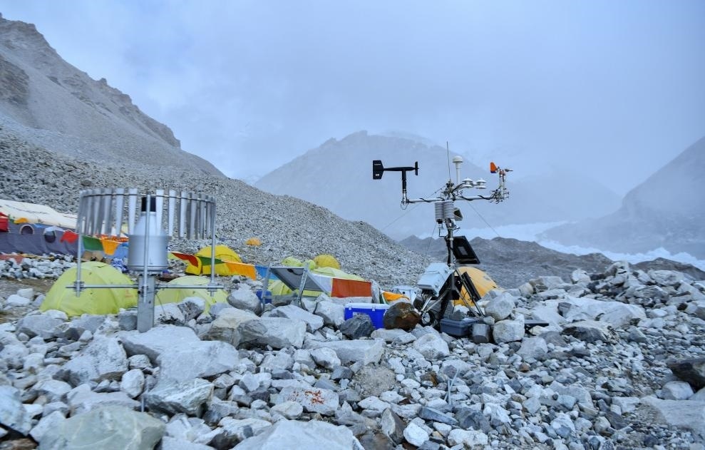 位于海拔5700米卓奧友峰前進營地的自動氣象站（9月29日攝）。新華社記者晉美多吉 攝