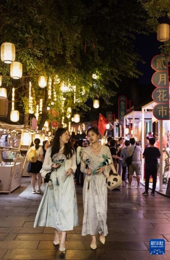 在成都寬窄巷子，兩位來自安徽的游客在新“十二月市”街區(qū)游覽（9月29日攝）。