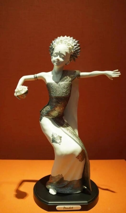 2013年10月，時(shí)任印度尼西亞總統(tǒng)蘇西洛贈(zèng)送習(xí)近平主席的鑲錫瓷塑舞者。