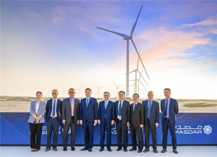 中方建設(shè)者在風(fēng)電場(chǎng)合影。中國(guó)電建供圖