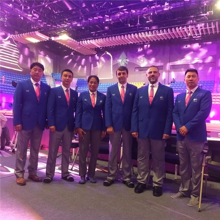 詹多斯·基亞諾夫與各國(guó)裁判員合影（左二）。 受訪者供圖