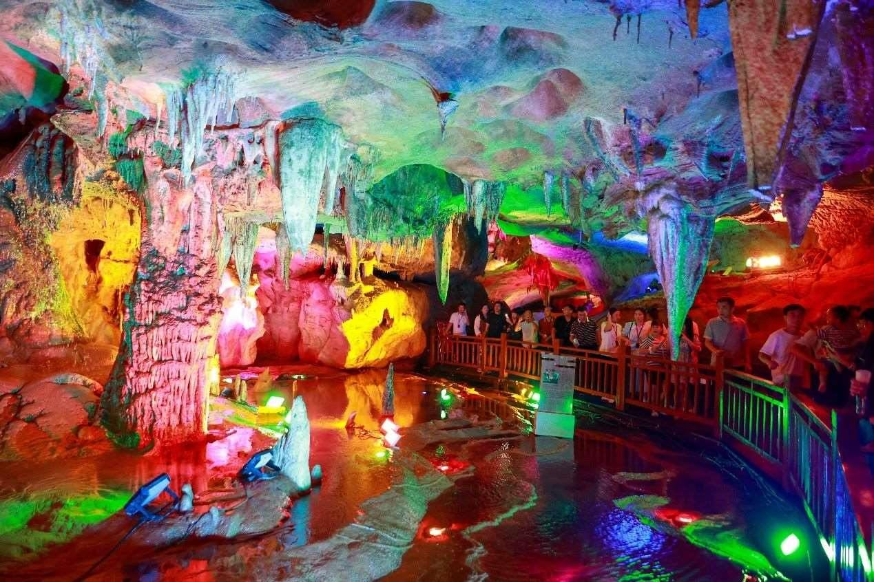 國慶假期期間，江西萬年神農(nóng)宮景區(qū)游人如織。受訪者供圖