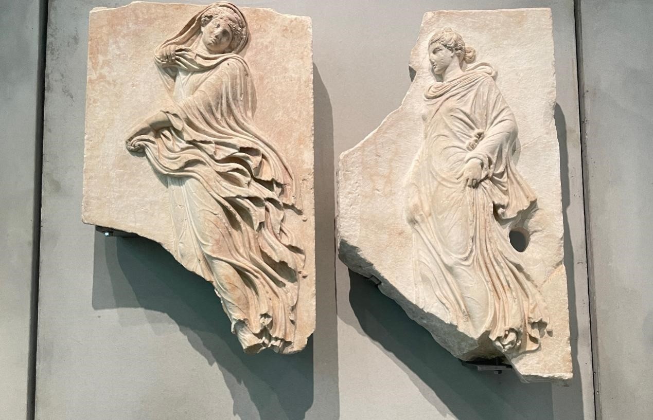 出自酒神劇場的浮雕，刻畫了舞者的形象。人民網(wǎng)記者 郭冠華攝