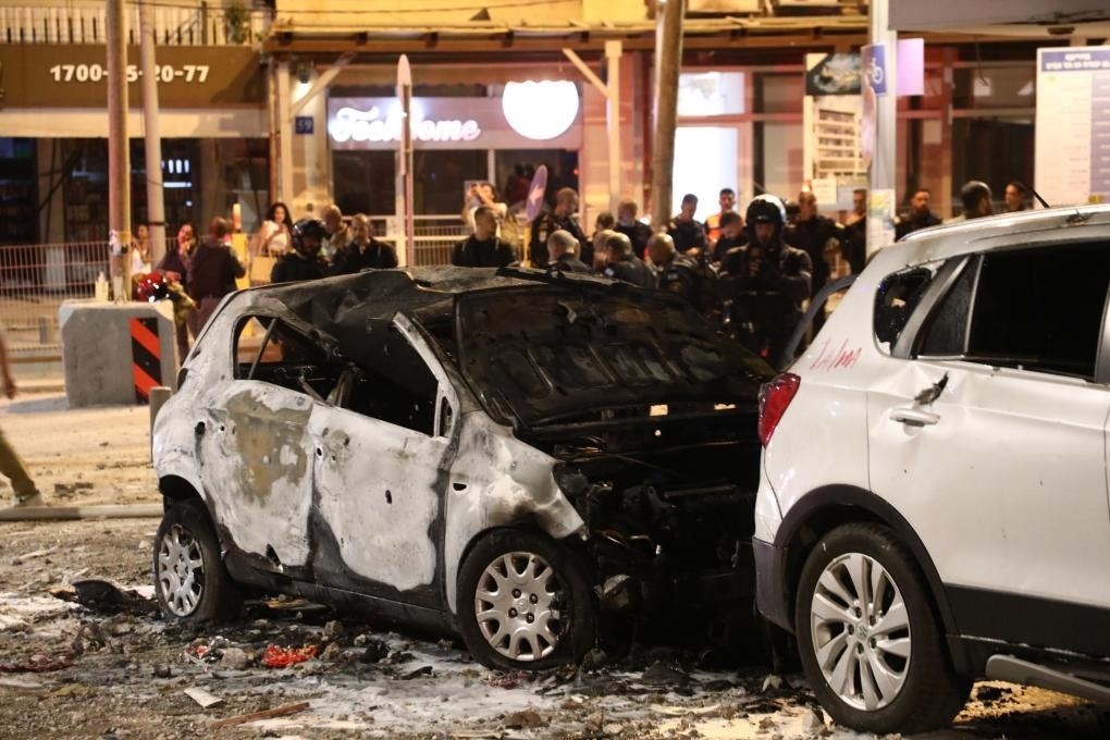 這是10月7日在以色列特拉維夫拍攝的遭火箭彈破壞的車輛。新華社發(fā)