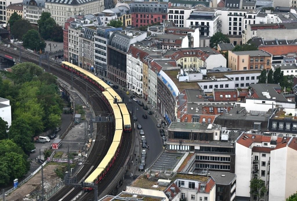 5月23日，列車在德國柏林市區(qū)行駛。新華社記者任鵬飛攝