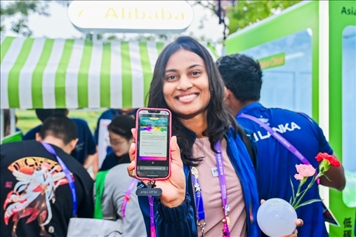 亞運村運動員正在展示個人的低碳賬戶。 受訪者供圖