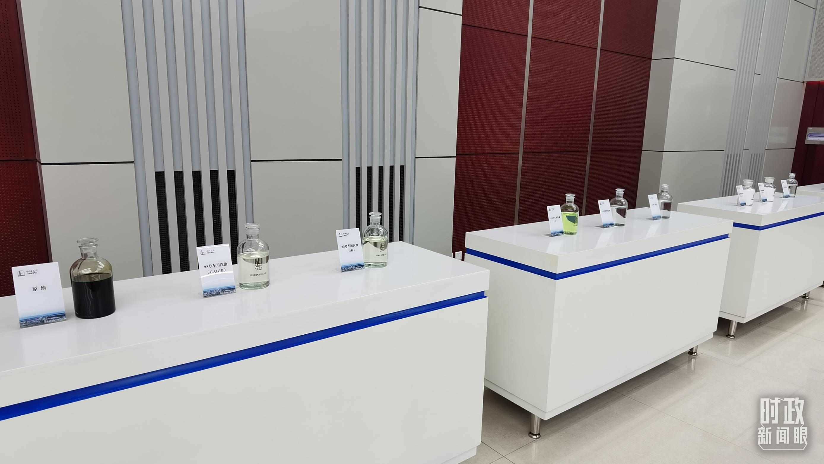 △中國(guó)石化九江分公司生產(chǎn)的產(chǎn)品展示。（總臺(tái)央視記者郭鴻拍攝）