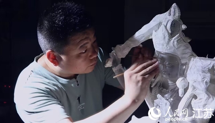 正在精雕細琢的東海水晶。 人民網(wǎng) 范堯攝