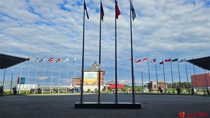 中白工業(yè)園內(nèi)，多國國旗飄揚。園區(qū)已有來自16個國家和地區(qū)的企業(yè)入駐。人民網(wǎng)記者 朱虹攝