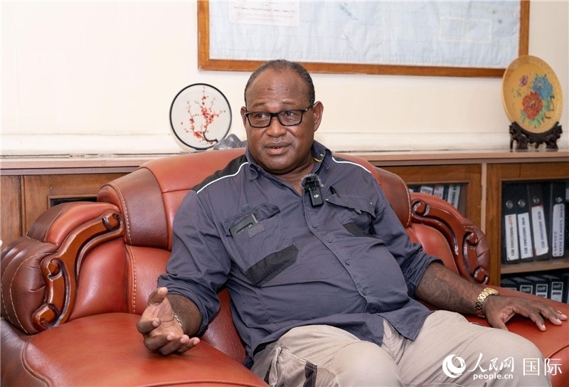 2023年9月13日，所羅門群島副總理兼基礎(chǔ)設(shè)施和發(fā)展部長梅納西·梅蘭加在首都霍尼亞拉接受人民網(wǎng)記者專訪。人民網(wǎng) 賀吉攝