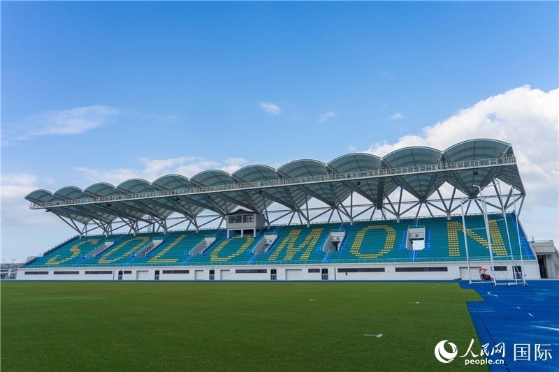 2023年9月12日，位于所羅門群島首都霍尼亞拉的由中土公司承建的中國援所羅門群島2023年太平洋運(yùn)動會體育場館。人民網(wǎng) 賀吉攝