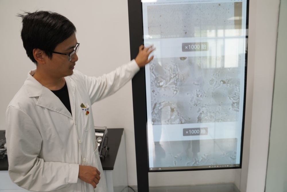 ↑ 工作人員展示瓷片標(biāo)本的配方研究數(shù)據(jù)（2023年5月16日攝）。