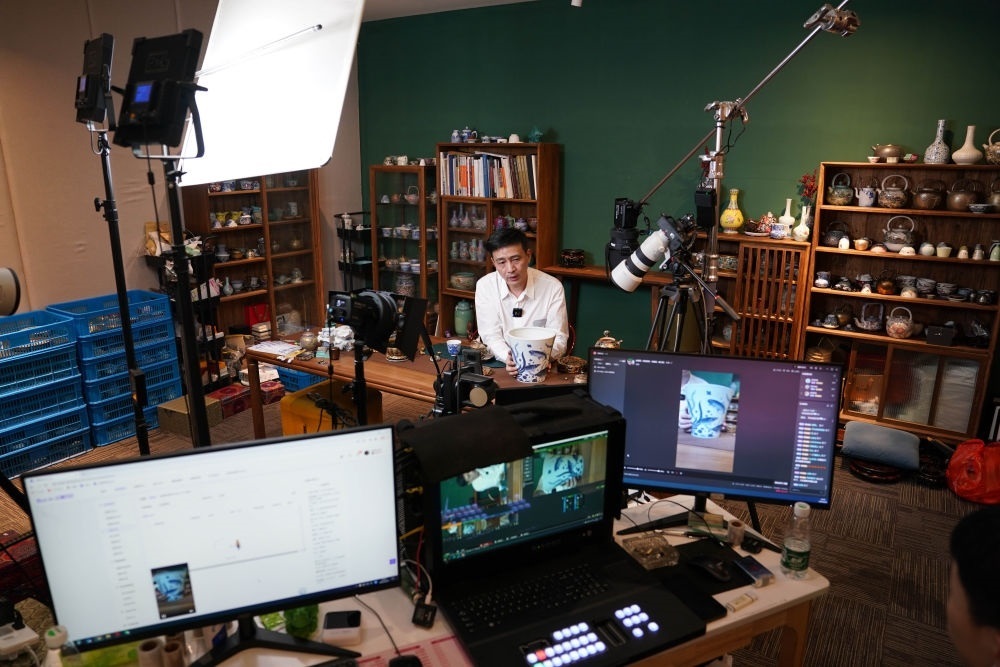 ↑在景德鎮(zhèn)，工作人員通過網(wǎng)絡(luò)直播推介陶瓷產(chǎn)品（2023年2月22日攝）。