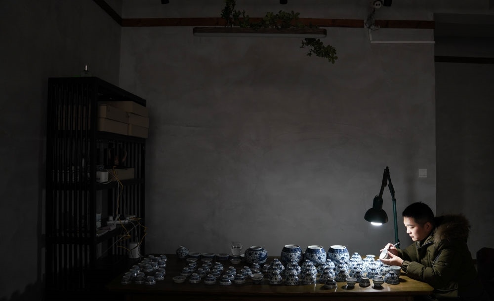 ↑ 2020年12月23日，手工陶瓷制作者在工作室檢測(cè)成品。